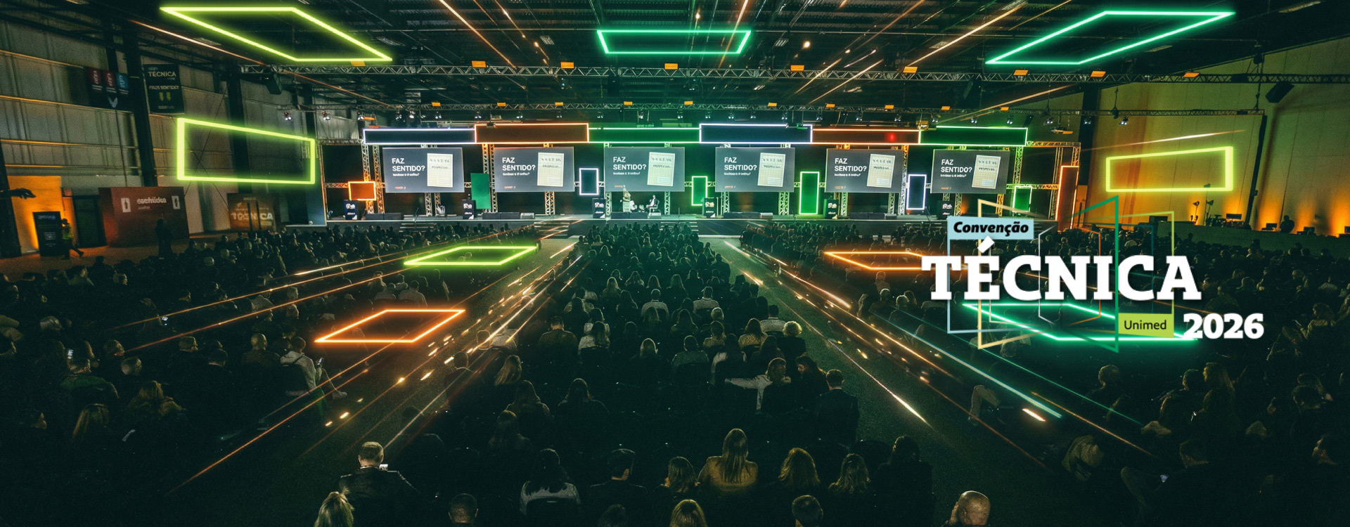 Auditório com pessoas